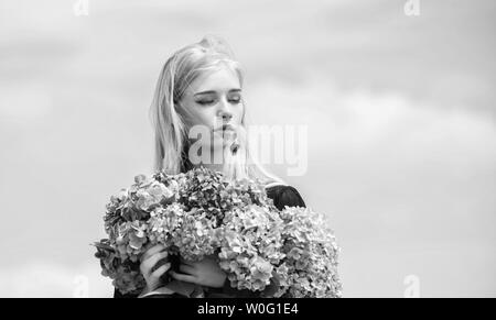 Allergiefrei leben. Stop Allergie blühenden Jahreszeit. Genießen Sie Frühling ohne Allergie. Frühling blühen. Pollenallergie. Sanfte Blume für die zarte Frau. Mädchen Ausschreibung blond halten Hortensie Blumen Blumenstrauß. Stockfoto