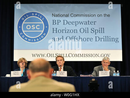 William Reilly (C) und Bob Graham (R) Vorsitzenden der Nationalen Kommission für die BP Deepwater Horizon Oil Spill und Offshore Drilling und Kommission Mitglied Cherry Murray hören als Pensionierter Adm. Thad Allen, nationalen Einsatzleiter für die Golföl, bezeugt im Rahmen einer Podiumsdiskussion über die Entscheidungsfindung innerhalb der Unified Befehl während einer öffentlichen Anhörung über die Antwort auf die BP Deepwater Horizion Ölpest in Washington am September, 27, 2010. UPI/Kevin Dietsch Stockfoto