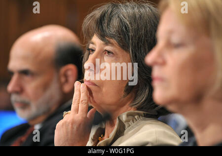 FDIC Vorsitzenden Sheila Bair bezeugt auf die Umsetzung der Dodd-Frank-Wall Street Reform- und Verbraucherschutzgesetz vor einem Senat, Bankwesen, Wohnungs- und Städtebau Ausschuß Anhörung in Washington am 30. September 2010. Bair wurde von Ben Bernanke (L) und Sicherheiten und Austausch-Kommission Vorsitzender Mary Schapiro verbunden. UPI/Kevin Dietsch Stockfoto