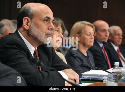 Von links nach rechts, Ben Bernanke, FDIC Vorsitzenden Sheila Bair, Sicherheiten und Austausch-Kommission Vorsitzender Mary Schapiro, Commodity Futures Trading Commission Chairman Gary Gensler und Handeln Bankenaufsichtsbehörde John Walsh bezeugt auf die Umsetzung der Dodd-Frank-Wall Street Reform- und Verbraucherschutzgesetz vor einem Senat, Bankwesen, Wohnungs- und Städtebau Ausschuß Anhörung in Washington am 30. September 2010. UPI/Kevin Dietsch Stockfoto