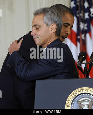 Us-Präsident Barack Obama umarmt, Rahm Emanuel, nachdem Obama Emanuel von Pete Rouse (nicht dargestellt) als Stabschef im Weißen Haus im East Room des Weißen Hauses in Washington am 1. Oktober 2010 ersetzt werden. Emanuel ist das Weiße Haus verlassen hatte wahrscheinlich die Rolle der Bürgermeister von Chicago zu verfolgen. UPI/Roger L. Wollenberg Stockfoto