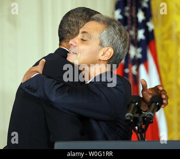 Us-Präsident Barack Obama umarmt, Rahm Emanuel, nachdem Obama Emanuel von Pete Rouse (nicht dargestellt) als Stabschef im Weißen Haus im East Room des Weißen Hauses in Washington am 1. Oktober 2010 ersetzt werden. Emanuel ist das Weiße Haus verlassen hatte wahrscheinlich die Rolle der Bürgermeister von Chicago zu verfolgen. UPI/Roger L. Wollenberg Stockfoto