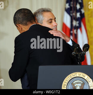 Us-Präsident Barack Obama umarmt, Rahm Emanuel, nachdem Obama Emanuel von Pete Rouse (nicht dargestellt) als Stabschef im Weißen Haus im East Room des Weißen Hauses in Washington am 1. Oktober 2010 ersetzt werden. Emanuel ist das Weiße Haus verlassen hatte wahrscheinlich die Rolle der Bürgermeister von Chicago zu verfolgen. UPI/Roger L. Wollenberg Stockfoto