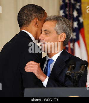 Us-Präsident Barack Obama umarmt, Rahm Emanuel, nachdem Obama Emanuel von Pete Rouse (nicht dargestellt) als Stabschef im Weißen Haus im East Room des Weißen Hauses in Washington am 1. Oktober 2010 ersetzt werden. Emanuel ist das Weiße Haus verlassen hatte wahrscheinlich die Rolle der Bürgermeister von Chicago zu verfolgen. UPI/Roger L. Wollenberg Stockfoto