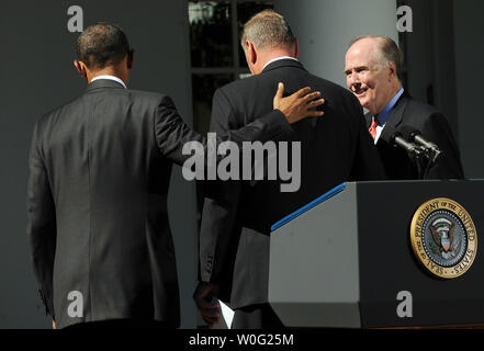 Us-Präsident Barack Obama fährt mit nationalen Sicherheitsberater James Jones nach der Ankündigung Jones' Rücktritt im Rosengarten des Weißen Hauses in Washington am 8. Oktober 2010. Jones wird ersetzt durch seinen Stellvertreter Tom Donilon (R). UPI/Roger L. Wollenberg Stockfoto