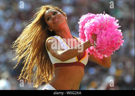 Cheerleader ein Washington Redskins" führt als die Redskins spielen sie in der Green Bay Packers bei FedEx Feld in Landover, Maryland am 10. Oktober 2010. UPI/Kevin Dietsch Stockfoto