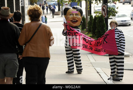 Die demonstranten stehen außerhalb als ehemalige Außenministerin Condoleezza Rice im National Press Club in Washington am 15. Oktober 2010 spricht. Ihr Aussehen fällt mit der Veröffentlichung ihres neuen Buches über ihre Kindheit in rassisch getrennte Birmingham, Alabama. UPI/Roger L. Wollenberg Stockfoto