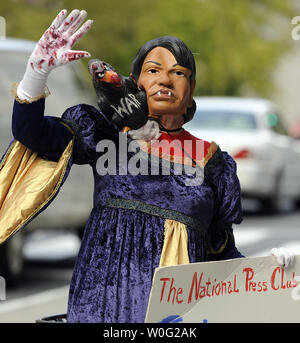 Die demonstranten stehen außerhalb als ehemalige Außenministerin Condoleezza Rice im National Press Club in Washington am 15. Oktober 2010 spricht. Ihr Aussehen fällt mit der Veröffentlichung ihres neuen Buches über ihre Kindheit in rassisch getrennte Birmingham, Alabama. UPI/Roger L. Wollenberg Stockfoto