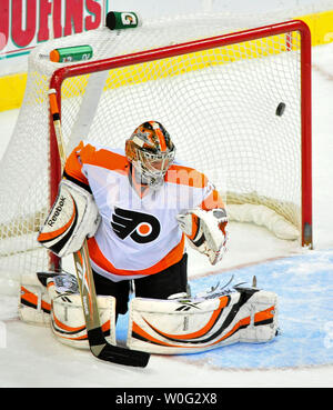 Goalie Sergei Philadelphia Flyers "Bobrovsky nicht einen Schuß von Washington Capitals Eric Fehr in der zweiten Periode im Verizon Center in Washington am 7. November 2010 zu stoppen. UPI/Kevin Dietsch Stockfoto