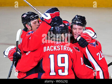 Mitglieder der Washington Capitals feiern, nachdem Alexander Semin(R) gegen die Philadelphia Flyers im zweiten Quartal im Verizon Center in Washington zählte am 7. November 2010. UPI/Kevin Dietsch Stockfoto