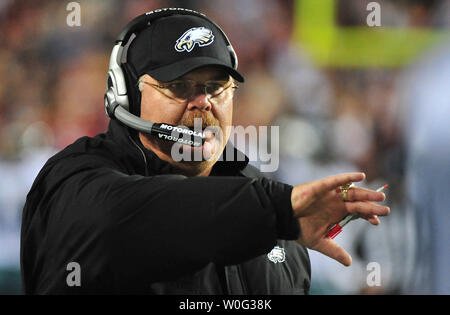 Philadelphia Eagles Head Coach Andy Reid führt sein Team gegen die Washington Redskins an FedEx Field in Landover, Maryland am 15. November 2010. UPI/Kevin Dietsch Stockfoto