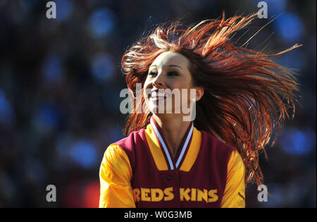 Cheerleader ein Washington Redskins" führt als die Redskins die Minnesota Vikings am FedEx Field in Landover, Maryland am 28 November, 2010 spielen. UPI/Kevin Dietsch Stockfoto