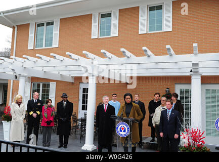 First Lady Michelle Obama liefert Erläuterungen neben Ken Fisher, der Fisher House Foundation, Sekretär der Marine Ray Mabus und militärische Familien bei der Eröffnung der neuesten Fisher House am Bethesda Naval Medical Center in Bethesda, Maryland am Dezember 2, 2010. Die Fisher House bietet kostenlose Gehäuse zu militärischen Familien, während ihre Lieben Krankenhausaufenthalt für eine Krankheit, Krankheit oder Verletzung. UPI/Kevin Dietsch Stockfoto