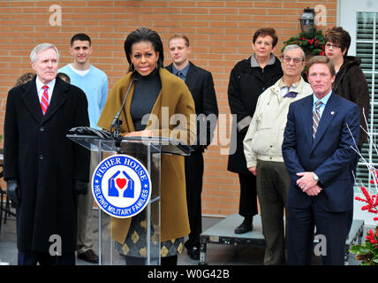 First Lady Michelle Obama liefert Erläuterungen neben Ken Fisher, der Fisher House Foundation, Sekretär der Marine Ray Mabus und militärische Familien bei der Eröffnung der neuesten Fisher House am Bethesda Naval Medical Center in Bethesda, Maryland am Dezember 2, 2010. Die Fisher House bietet kostenlose Gehäuse zu militärischen Familien, während ihre Lieben Krankenhausaufenthalt für eine Krankheit, Krankheit oder Verletzung. UPI/Kevin Dietsch Stockfoto