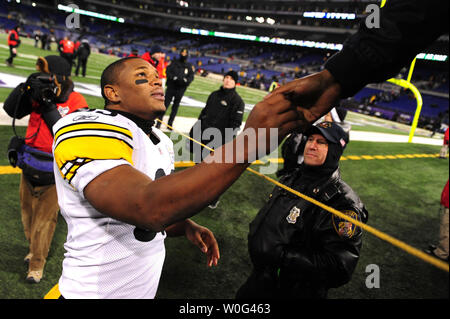 Pittsburgh Steelers 'Isaac Redman, der das Spiel winning Touchdown gefangen, schüttelt Hände mit einem Ventilator nach der Steelers die Baltimore Ravens 13-10 bei M&T Bank Stadium in Baltimore besiegte am 5. Dezember 2010. UPI/Kevin Dietsch Stockfoto