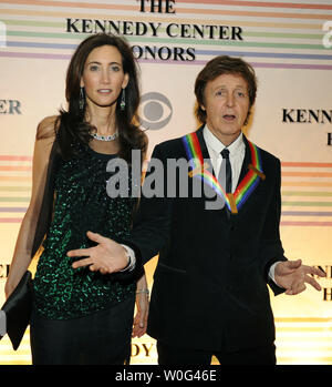 Sir Paul McCartney, Sänger, Songwriter und ehemalige Beatle, 2010 Kennedy Center Honoree, wirft mit Freundin Nancy Shevell für Fotografen auf dem roten Teppich, wie sie für einen Abend der Gala Unterhaltung im Kennedy Center, Dezember 5, 2010, in Washington, D.C. ankommen Die Ehrungen werden jährlich auf fünf Künstler für ihr Lebenswerk in der Kunst, Kultur und Unterhaltung verliehen. UPI/Mike Theiler Stockfoto