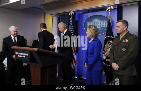 Us-Präsident Barack Obama fährt, nachdem Sie eine Erklärung zu den Afghanistan-Pakistan jährliche Überprüfung in der Brady Press Briefing Room des Weißen Hauses in Washington am 16. Dezember 2010. Von links sind Verteidigungsminister Robert Gates, Obama, Vizepräsident Joe Biden, Außenministerin Hillary Rodham Clinton und Generalstabs Stellvertretender Vorsitzender General James Cartwright. UPI/Roger L. Wollenberg Stockfoto