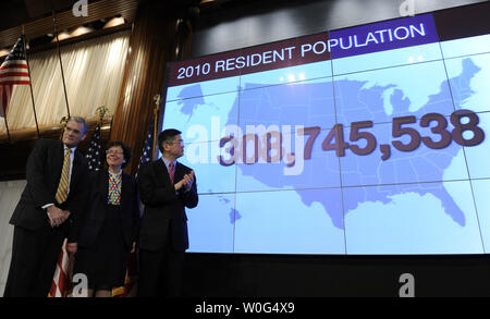 Us-Handelsminister Gary Locke (R), Census Bureau Direktor Robert Groves (L) und der stellvertretende Handelsminister Rebecca leeren Blick auf einem US-Karte, die die offizielle Bevölkerung von Amerika als 308,745,538 Personen während einer Pressekonferenz der ersten Zählung 2010 Daten in Washington am 21. Dezember 2010 zu lösen. UPI/Roger L. Wollenberg Stockfoto