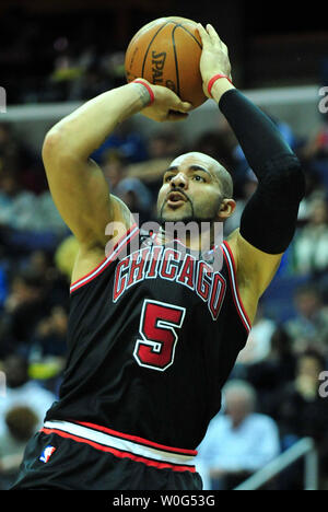 Chicago Bulls Carlos Boozer schießt gegen die Washington Wizards in der ersten Hälfte im Verizon Center in Washington am 22. Dezember 2010. UPI/Kevin Dietsch Stockfoto