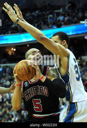 Chicago Bulls' Carlos Boozer schießt gegen Washington Wizards' JaVale McGee in der ersten Hälfte im Verizon Center in Washington am 22. Dezember 2010. UPI/Kevin Dietsch Stockfoto