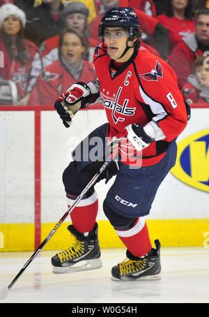 Washington Capitals Alex Ovechkin wird gesehen, wie seine Mannschaft die Pittsburgh Penguins im Verizon Center in Washington am 23. Dezember 2010 spielt. UPI/Kevin Dietsch Stockfoto