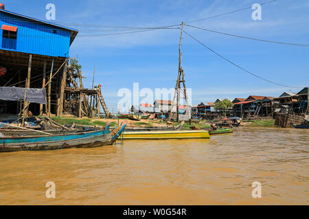 Kampong Phluk, Kompong Phluk, Kompong pluk half oder Kampong pluk half ein Dorf Errichtet auf Stelzen auf Tonlé Sap See, in der Nähe von Siem Reap, Kambodscha, Südostasien Stockfoto