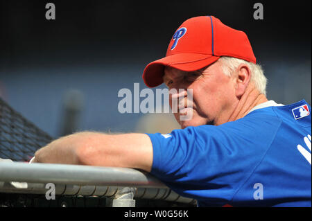 Philadelphia Phillies' Manager Charlie Manuel Uhren schlagende Praxis vor der Phillies Spiel gegen die Angehörigen, an den Angehörigen Park in Washington am 8. April 2010. UPI/Kevin Dietsch Stockfoto