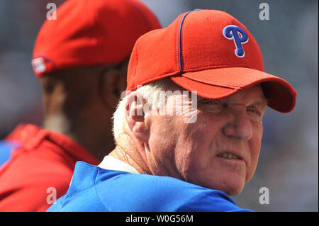 Philadelphia Phillies' Manager Charlie Manuel Uhren schlagende Praxis vor der Phillies Spiel gegen die Angehörigen, an den Angehörigen Park in Washington am 8. April 2010. UPI/Kevin Dietsch Stockfoto