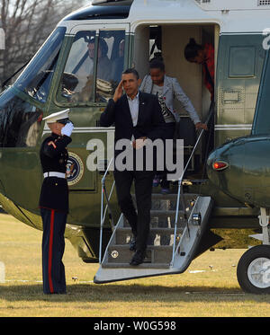 Us-Präsident Barack Obama begrüßt, als die erste Familie Wanderungen von Marine One an das Weiße Haus nach der Rückkehr aus dem Urlaub in Hawaii am 4. Januar 2011. Hinter Obama sind Tochter Sasha (C) und Malia. UPI/Roger L. Wollenberg Stockfoto