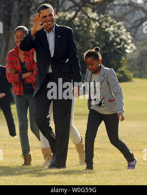 Us-Präsident Barack Obama, Sascha's Hand, während Malia lacht, Wellen, wie Sie zu Fuß von Marine One an das Weiße Haus nach der Rückkehr aus dem Urlaub in Hawaii am 4. Januar 2011. UPI/Roger L. Wollenberg Stockfoto