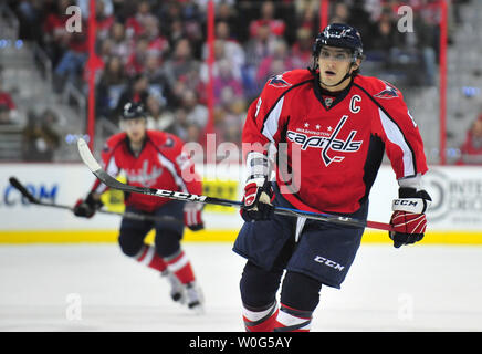 Washington Capitals' Alexander Ovechkin ist auf dem Eis gegen die Tampa Bay Lightning in der ersten Periode im Verizon Center in Washington am 4. Januar 2011 gesehen. Der Blitz schlug die Hauptstädte 1-0. UPI/Kevin Dietsch Stockfoto