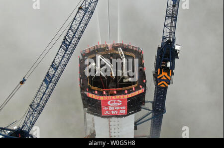 Nantong. 26 Juni, 2019. Luftbild am 26. Juni 2019 zeigt die Baustelle des South Main Tower einer Yangtze River Bridge auf der Shanghai-Nantong Bahnlinie in Nantong, der ostchinesischen Provinz Jiangsu. Die South Main Turm der Brücke wurde am Donnerstag abgeschlossen ist, einen wichtigen Fortschritt der Konstruktion auf die Bahn - Expressway Brücke. Credit: Xu Congjun/Xinhua/Alamy leben Nachrichten Stockfoto