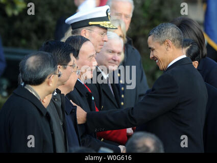 Us-Präsident Barack Obama begrüßt die Chinesische Delegation mit dem chinesischen Präsidenten Hu Jintao (Verdeckt) mit während einer formellen Begrüßungszeremonie für Hus Staatsbesuch auf dem Südrasen des Weißen Hauses in Washington am 19. Januar 2011. UPI/Pat Benic Stockfoto