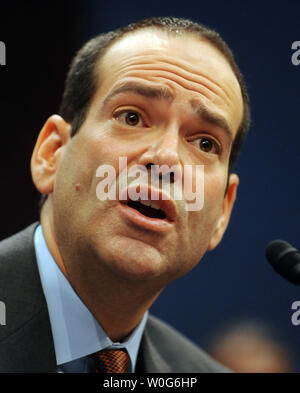 TARP Special Inspector General Neil Barofsky bezeugt vor dem Haus Aufsicht und Regierung Reform Ausschuss Anhörung zu "Rettungsaktionen und der Abschottung Krise: Bericht des Special Inspector General für das Troubled Asset Relief Program (TARP)' auf dem Capitol Hill in Washington am 26. Januar 2011. UPI/Roger L. Wollenberg Stockfoto