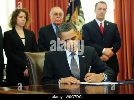 Präsident Barack Obama unterzeichnet die John M. Roll United States Courthouse Bill im Oval Office des Weißen Hauses in Washington am 17. Februar 2011. Die Rechnung wird eine neue Bundesgericht in Yuma, Arizona Name, nach dem Erschlagenen Bundesrichter John M. Rollen, die in der letzten Monate Dreharbeiten in Tucson enthalten. UPI/Kevin Dietsch Stockfoto