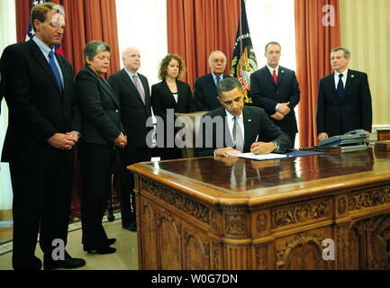 Präsident Barack Obama unterzeichnet die John M. Roll United States Courthouse Bill im Oval Office des Weißen Hauses in Washington am 17. Februar 2011. Die Rechnung wird eine neue Bundesgericht in Yuma, Arizona Name, nach dem Erschlagenen Bundesrichter John M. Rollen, die in der letzten Monate Dreharbeiten in Tucson enthalten. Obama war von den Mitgliedern des Roll Familie, Mitglieder des Arizona Kongreßdelegation, und Mitgliedern seines Kabinetts. UPI/Kevin Dietsch Stockfoto