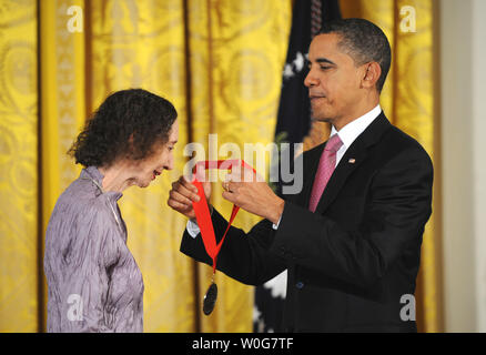 Präsidenten der Vereinigten Staaten Barack Obama präsentiert die 2010 nationalen Geistes- Medaille zum Thema Joyce Carol Oates im East Room des Weißen Hauses in Washington, DC am 2. März 2011. Die jährlichen Auszeichnungen werden von der Nationalen Stiftung für die Künste UPI/Pat Benic verwaltet Stockfoto