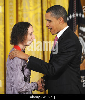 Präsidenten der Vereinigten Staaten Barack Obama präsentiert die 2010 nationalen Geistes- Medaille zum Thema Joyce Carol Oates im East Room des Weißen Hauses in Washington, DC am 2. März 2011. Die jährlichen Auszeichnungen werden von der Nationalen Stiftung für die Künste UPI/Pat Benic verwaltet Stockfoto