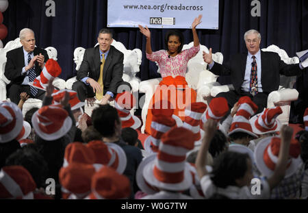 First Lady Michelle Obama (2., R) appaluds, als sie die Katze im Hut Buch liest für die Kinder, (L - R) Bibliothekar des Kongresses James Billington (L), Bildungsminister Arne Duncan und NEA Präsident Dennis Van Roekel zusehen, wie sie nehmen Teil an der National Education Association' Informationen über Amerika" Veranstaltung an der Bibliothek des Kongresses, 2. März 2011 in Washington, D.C. Obama zahlreiche Film, Fernsehen und Sport Berühmtheiten zu motivieren und ermutigen Kinder lesen zu feiern. 2. März ist das Geburtsdatum des Autors Dr. Seuss. UPI/Mike Theiler Stockfoto