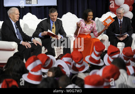 First Lady Michelle Obama (2., R) Gesten, als sie die Katze im Hut Buch liest für die Kinder, (L - R) Bibliothekar des Kongresses James Billington (L), Bildungsminister Arne Duncan und NEA Präsident Dennis Van Roekel zusehen, wie sie nehmen Teil an der National Education Association' Informationen über Amerika" Veranstaltung an der Bibliothek des Kongresses, 2. März 2011 in Washington, D.C. Obama zahlreiche Film, Fernsehen und Sport Berühmtheiten zu motivieren und ermutigen Kinder lesen zu feiern. 2. März ist das Geburtsdatum des Autors Dr. Seuss. UPI/Mike Theiler Stockfoto