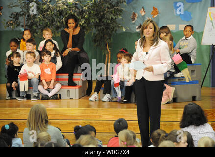 United States First Lady Michelle Obama hört als mexikanische First Lady Margarita Zavala eine Spanische Ausschnitt aus einer Geschichte zu Schulkinder im Oyster-Adams bilinguale Grundschule in Washington, DC am 3. März 2011 liest. Klassen an der öffentlichen Schule sind in Englisch und Spanisch unterrichtet. UPI/Pat Benic Stockfoto