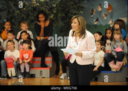 United States First Lady Michelle Obama hört als mexikanische First Lady Margarita Zavala eine Spanische Ausschnitt aus einer Geschichte zu Schulkinder im Oyster-Adams bilinguale Grundschule in Washington, DC am 3. März 2011 liest. Klassen an der öffentlichen Schule sind in Englisch und Spanisch unterrichtet. UPI/Pat Benic Stockfoto