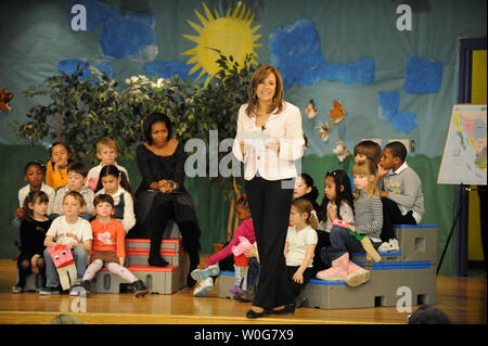 United States First Lady Michelle Obama hört als mexikanische First Lady Margarita Zavala eine Spanische Ausschnitt aus einer Geschichte mit Schülern an der Oyster-Adams bilinguale Grundschule in Washington, DC am 3. März 2011 liest. Klassen an der öffentlichen Schule sind in Englisch und Spanisch unterrichtet. UPI/Pat Benic Stockfoto