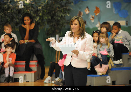 United States First Lady Michelle Obama hört als mexikanische First Lady Margarita Zavala eine Spanische Ausschnitt aus einer Geschichte mit Schülern an der Oyster-Adams bilinguale Grundschule in Washington, DC am 3. März 2011 liest. Klassen an der öffentlichen Schule sind in Englisch und Spanisch unterrichtet. UPI/Pat Benic Stockfoto