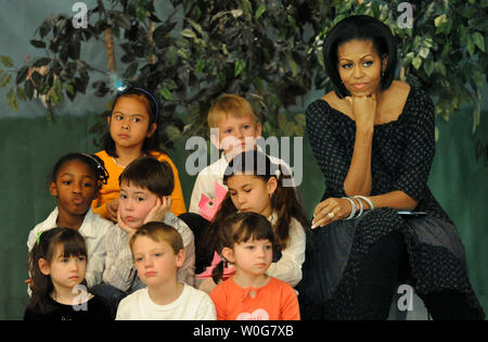 United States First Lady Michelle Obama hört als mexikanische First Lady Margarita Zavala (nicht abgebildet) ein spanischer Ausschnitt aus einer Geschichte mit Schülern an der Oyster-Adams bilinguale Grundschule in Washington, DC am 3. März 2011 liest. Klassen an der öffentlichen Schule sind in Englisch und Spanisch unterrichtet. UPI/Pat Benic Stockfoto