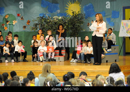United States First Lady Michelle Obama hört als mexikanische First Lady Margarita Zavala eine Spanische Ausschnitt aus einer Geschichte mit Schülern an der Oyster-Adams bilinguale Grundschule in Washington, DC am 3. März 2011 liest. Klassen an der öffentlichen Schule sind in Englisch und Spanisch unterrichtet. UPI/Pat Benic Stockfoto