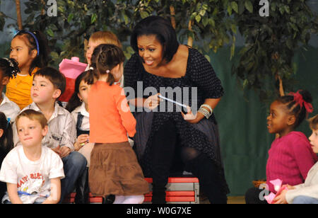 United States First Lady Michelle Obama spricht mit einem Erstklässler nach der Lektüre "die Katze im Hut" mit mexikanischen First Lady Margarita Zavala (nicht dargestellt) und Schulkinder im Oyster-Adams bilinguale Grundschule in Washington, DC am 3. März 2011. Klassen an der öffentlichen Schule sind in Englisch und Spanisch durch 8. Klasse unterrichtet. UPI/Pat Benic Stockfoto