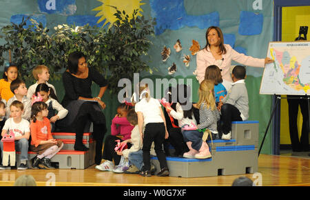 United States First Lady Michelle Obama Uhren als mexikanische First Lady Margarita Zavala Punkte auf einer Karte von Mexiko vor dem Lesen einer Spanischen Ausschnitt aus einer Geschichte mit Schülern an der Oyster-Adams bilinguale Grundschule in Washington, DC am 3. März 2011. Klassen an der öffentlichen Schule sind in Englisch und Spanisch unterrichtet. UPI/Pat Benic Stockfoto