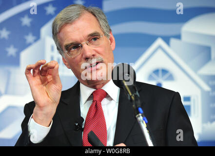 U.S. Census Bureau Direktor Robert Waldungen liefert Ergebnisse der 2011 Census Bureau Endzustand Zählung 2010 Bevölkerung Gesamtwerte für legislative Gebietsgliederung in Washington am 24. März 2011. UPI/Kevin Dietsch Stockfoto