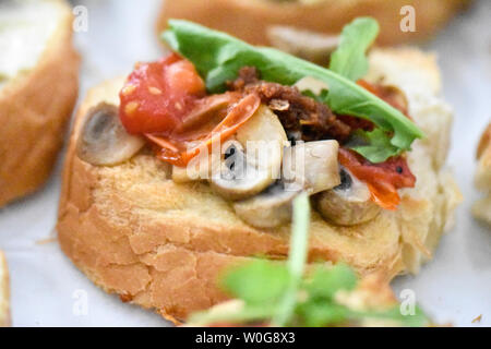 Sauber, gesund naschen Avocado, Tomate, Pilz und Feigen bereit, mit Kräuter, Blätter und ein kleines Stück Baguette serviert werden. Ideal bite Stockfoto